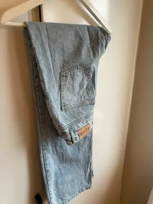 Jeans från nakd, knäppningen är sned för en snygg detalj! Fint skick, inte mycket använda. 