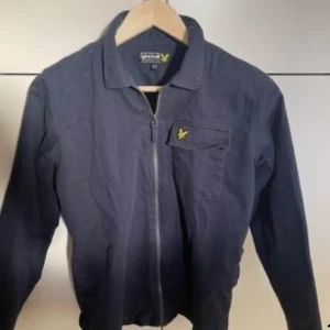 Overshirt - Säljer denna riktigt snygga overshirten från lyle & scott, perfekt nu inför höst/vår.  Storlek 170  Hör gärna av er vid några funderingar! 