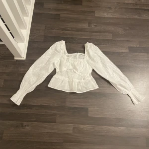Tröja - Säljer just nu min blus som jag tycker att den är stor har använt den bara 1 gång 