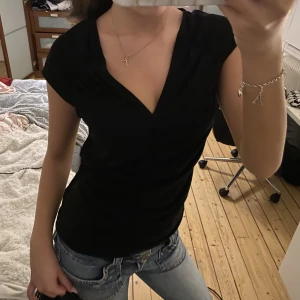 Svart blus - Sjukt snygg blus med lite urringning 🤩😍💘 Aldrig använd! Stretchigt material!
