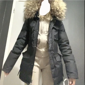 Hollies vinterjacka  - En varm hollies jacka som är perfekt till vintern, den är använd en vinter och är i bra skick. Skriv om du är intresserad, och om du vill ha fler bilder på jackan eller frågor. Pris kan diskuteras.