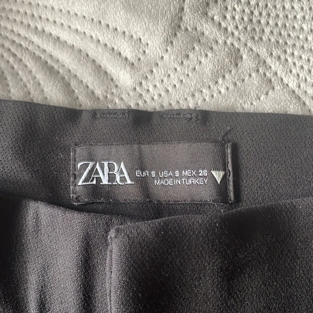 Zara kostymbyxor i strl S, nytt skick, fråga efter mått Elelr fler bilder. Jeans & Byxor.
