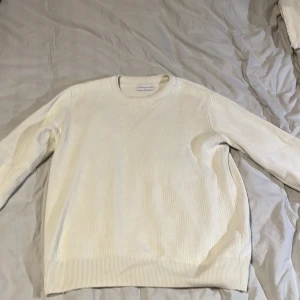 Tjocktröja  - En stickad tröja från These glory days storlek small. Hyfsat använd och lite skador men inget som syns. Storlek s men passar xs 