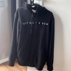 1017 alyx 9sm hoodie - Sparsamt använd och köpt på double y i Malmö kvitto finns och alla tags 