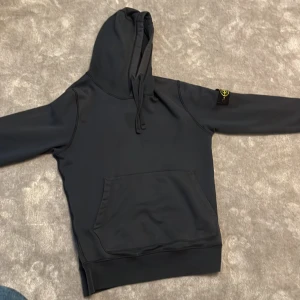 Stone Island Hoodie - Stone Island hoodie i bra skick. Storlek Small och den sitter väldigt bra och är sann till storleken. Använder inte den något så därför säljer jag den. 