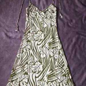 En fin olivgrön/vit klänning från H&M. I nyskick och nästan helt oanvänd. Storlek 36💗