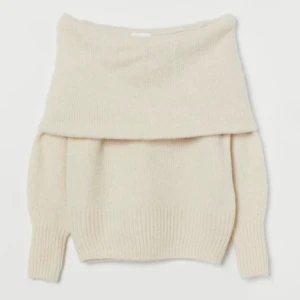 Stickad tröja  - Säljer denna fina stickade off shoulder tröja då den inte kommer till användning! Den är i storlek M och är bara använd ett fåtal gånger💘 