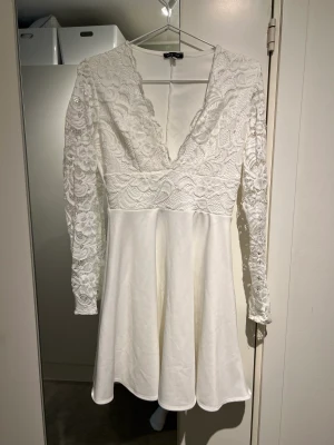 Studentklänning - Vit klänning perfekt till student eller skolavslutning. Använd en dag. 