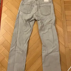 Säljer mina grå weekday jeans i storlek 28/32. Iget fel på dom utan passar ej mig längre. Modellen är space.
