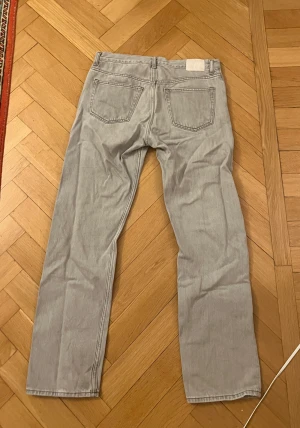 Gråa jeans - Säljer mina grå weekday jeans i storlek 28/32. Iget fel på dom utan passar ej mig längre. Modellen är space.