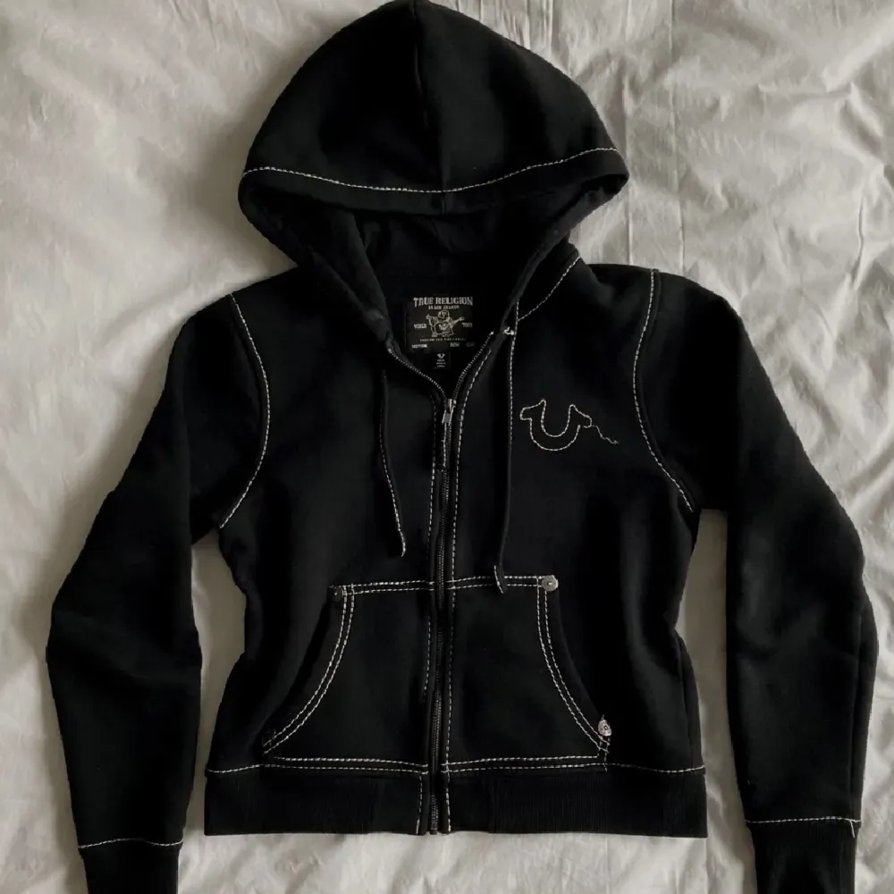 Skitsnygg True religion zip hoodie, lite croppad och i perfekt skick💞 nypris ca 2300 kr. Hoodies.