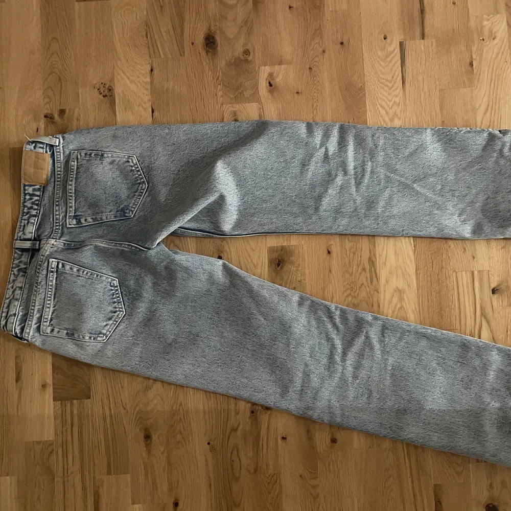 Säljer dessa weekday arrow jeans som är använda några gånger. Storlek 25/30. Jeans & Byxor.