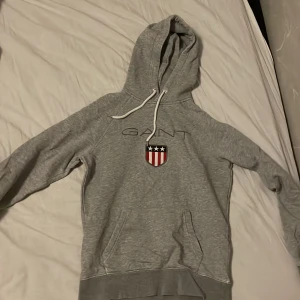 Gant Hoodie - Skick på denna hoodie är som nytt bara använd fåtal gånger.  Storlek S men känns som en M. Nypris på denna var 1299kr och mitt pris är 349kr😊