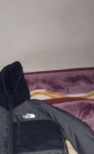 The North face  - En jacka jag har använt den i 1 år men den ser fortfarande helt ny ut den värmer dig mycket 