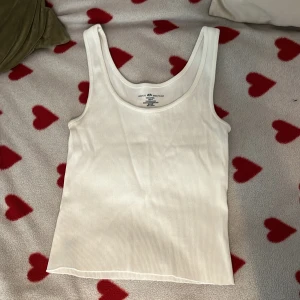 Brandy Melville linne - Vitt linne/crop top från Brandy Melville. Använd men bra skick