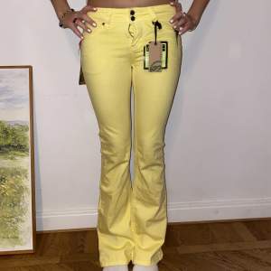 Helt sjukt snygga jeans!!! Lågmidjade bootcut i världens finaste gula färg som är helt nya💛💛 jag bär vanligtvis storlek 36/38 och är 170💫💕