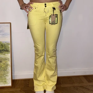Sjuuuukt snygga jeans!!😍💛💛 - Helt sjukt snygga jeans!!! Lågmidjade bootcut i världens finaste gula färg som är helt nya💛💛 jag bär vanligtvis storlek 36/38 och är 170💫💕