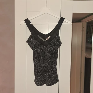 Topp - Oanvänd. Storlek S ungefär.