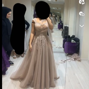 Klänning - Jätte vacker klänning storlek s men det är justerbart då den har korsett där bak. Pris går att diskutera 