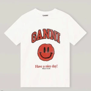 GANNI T-shirt röd  - Säljer min röda ganni t shirt👏🏼den är i nyskick, använd max tre gånger!