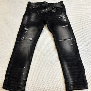 Suply Jeans - Helt oanvända suply jeans, byxorna har inga skador och taggen är kvar. 