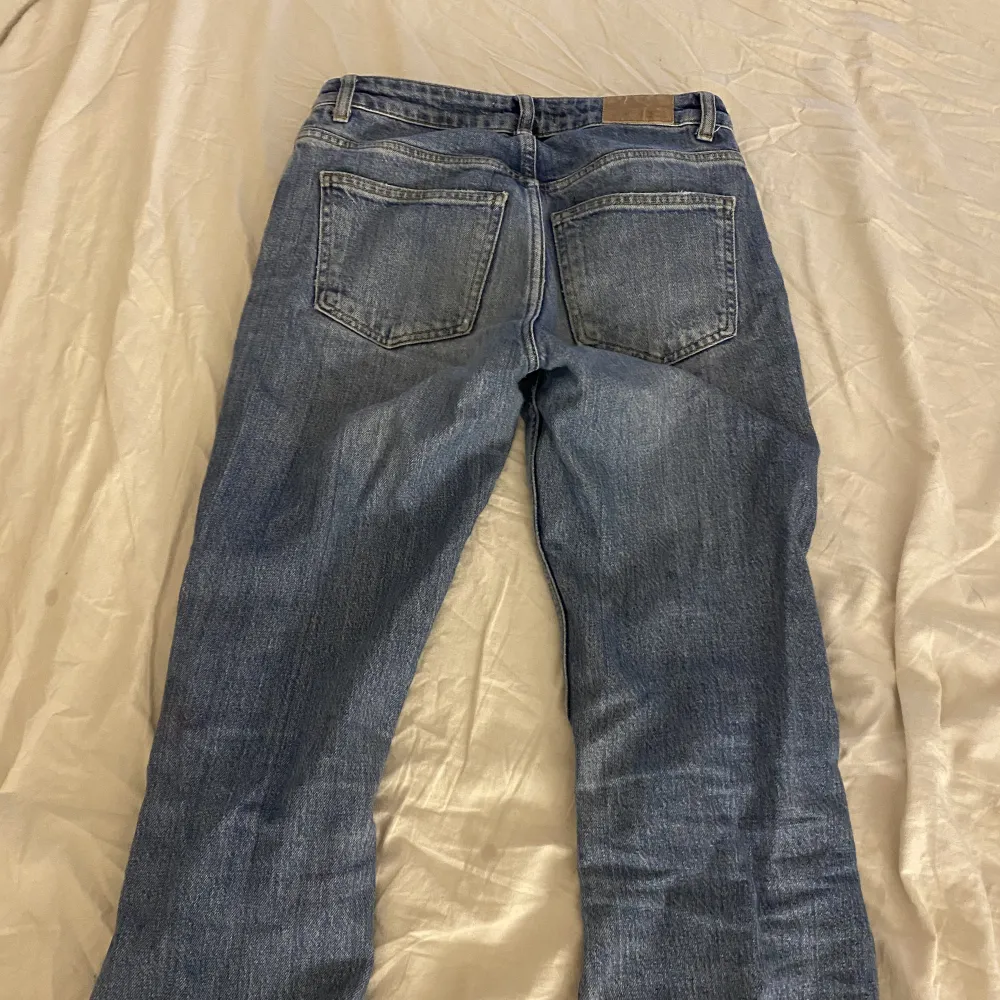 Ett par lowwaisted jeans från Gina tricot ordinarie pris 500 kr säljer för 120 kr  . Jeans & Byxor.
