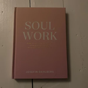 Bok - En soul work bok, ”en guide till att ta tillbaka din power, stärka kärleken till dig själv och manifestera dina drömmar” skriven av Josefin Dahlberg💕