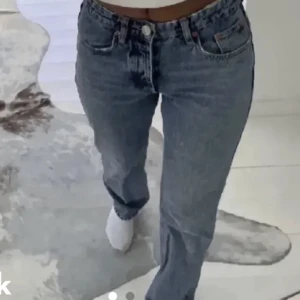Zara mid rise jeans - 150kr storlek 36