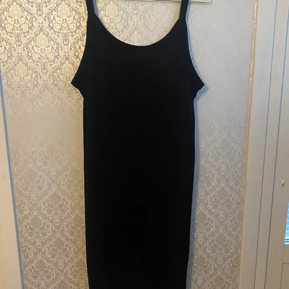 A nice comfy knit midi dress, have been used once and have no flaws, it’s like new!!  Measurements laying flat:  Waist: 33cm  Hips: 41,5cm  Length: 98cm. Klänningar.