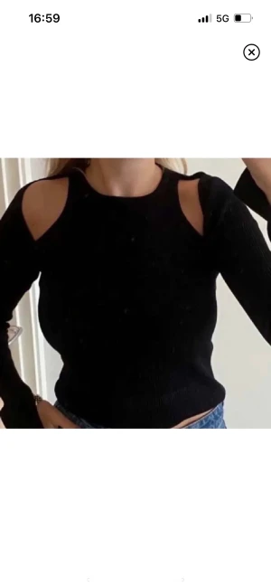 Zara tröja - Säljer den i svart och den kommer knte t andvändning❤️ andvända 1 gång