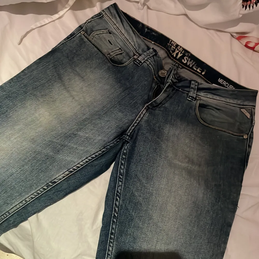 Hej säljer nu dessa snygga low waist jeans då de inte längre kommer till användning . Jeans & Byxor.