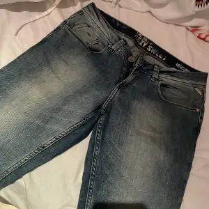 Hej säljer nu dessa snygga low waist jeans då de inte längre kommer till användning 