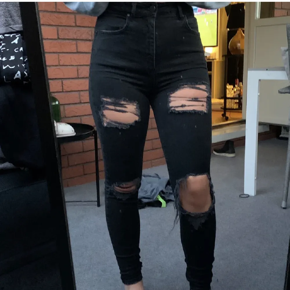 Svarta jeans med slitningar från Gina storlek 38. Jeans & Byxor.