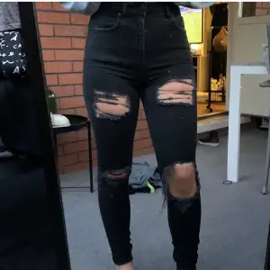 Svarta jeans med slitningar från Gina storlek 38