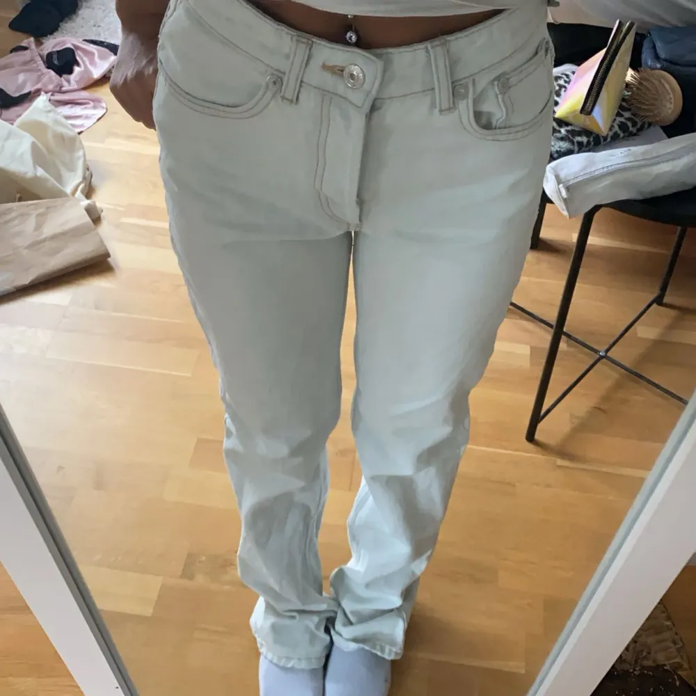 Säljer dessa zara jeans! Super fin färg ungefär ljusblå vita! Fint skick! Är en 160 cm och dom är lite för långa för mig! 💕💕. Jeans & Byxor.