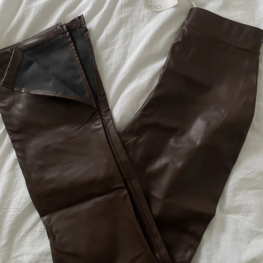 Snygga bruna byxor i typ fake skinn. De har en slit vid anklarna. De är ganska varma, perfekt till vintern! Storlek S. Skriv för mer bilder/info! 💙. Jeans & Byxor.