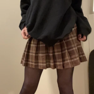 Brun rutig kjol!  - Brun högmidjad minikjol med dragkedja, kedjan är lite trög men funkar! Skriv för mer info eller bättre bilder <3