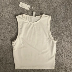 Linne - Helt nytt linne från Nelly. Väldigt skönt material och sitter som de ska. Köpte den för 229kr.