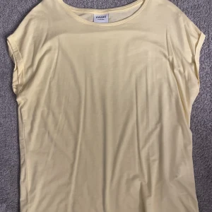 Gul t-shirt  - Från vero moda aware. Andvänt 1 gång, mycket bra skick. Skön t-shirt. Storlek xs men passar S också.