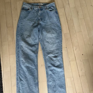 Blåa straight jeans  - Blåa högmidjade jeans från nakd. I väldigt bra skick. Storlek 36!