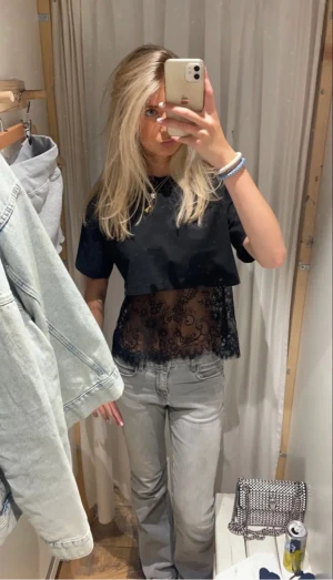 Svart Spetstopp 🖤 - EJ SÅLD 💗Sjukt snygg Spetstopp som går att ha under t-shirtar och tröjor!🤍 första bilden lånad!