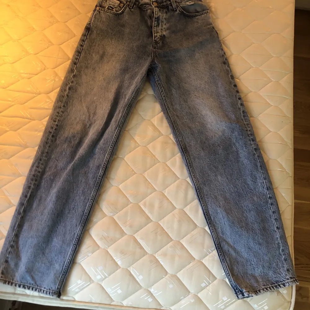 Semi-nya BENZ jeans från Eytys. Storlek 28/34. . Jeans & Byxor.