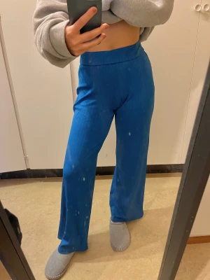 Byxor från gina - Stretchy byxer från gina, väldigt bekväm på kroppen. Den är även i bra skick. 🥰