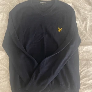 Lyle & Scott tröja  - Snygg marin blå lyle & scott tröja. Passar inte mig längre o vill bara ha bort den. 75 kr. Inga defekter. 