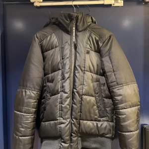 G-Star jacka - Snygg vinterjacka från G-Star. Använd men mer eller mindre utan defekter. Den är rymlig och passar också någon som vanligtvis har M. Köpt ny för ca 2200kr.  
