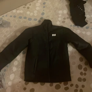 Helly hansen jacka  - Helly hansen jacka har extremt bra kvalite och är otrolig bekväm 