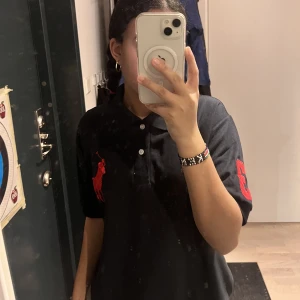 Piké  - En super fin svart polo piké med röda detaljer❤️🤗
