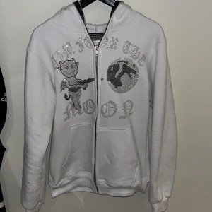 Aim for the moon hoodie  - Säljer nu min aim for the moon hoodie då den är för liten, köpte den för drygt en månad sedan och har använt den nån gång. Den har inga fläckar eller skador. Skriv vid frågor eller funderingar!