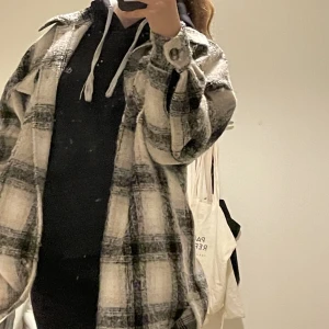 Vero Moda jacka - Säljer den här jacka för att den passar inte mig längre, använt bara 2/3 gånger. Passar som XS/S. Väldigt mysigt till höst!