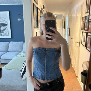 Jeanstopp bandeu  - Säljer denna jättefina Jeanstopp då den är för liten för mig. Köpt second hand men jag har aldrig använt den. I mycket bra skick! Normal till stor i storleken beroende på byststorlek😊